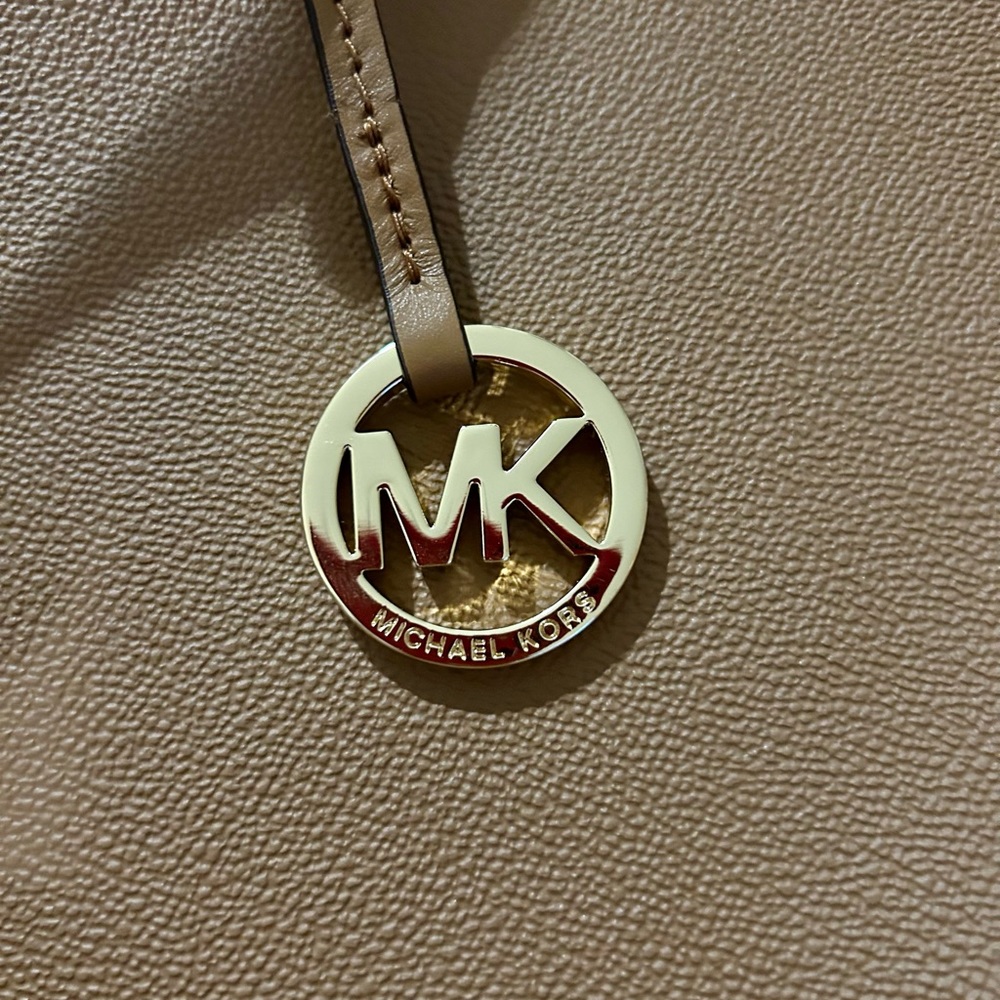 SOLD.    NEW Michael Kors Large Tote Snap Close Crossbody - Picture 3 of 9
